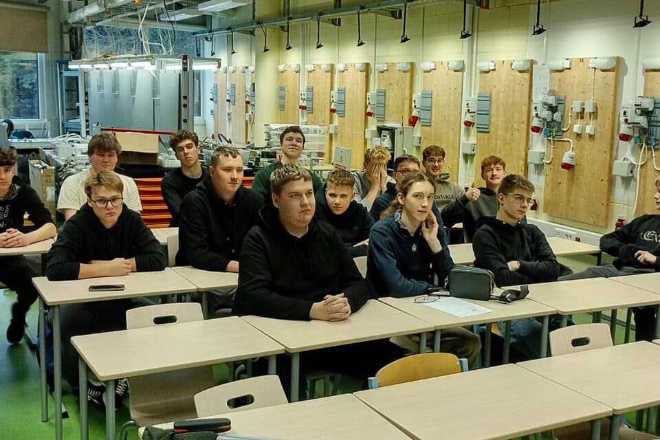 Pärnumaa Kutsehariduskeskuses elektrikuks õppivad noored. Sügisest rakenduva kutseharidusreformi käigus minnakse siin üle 4-aastastele õppekavadele.