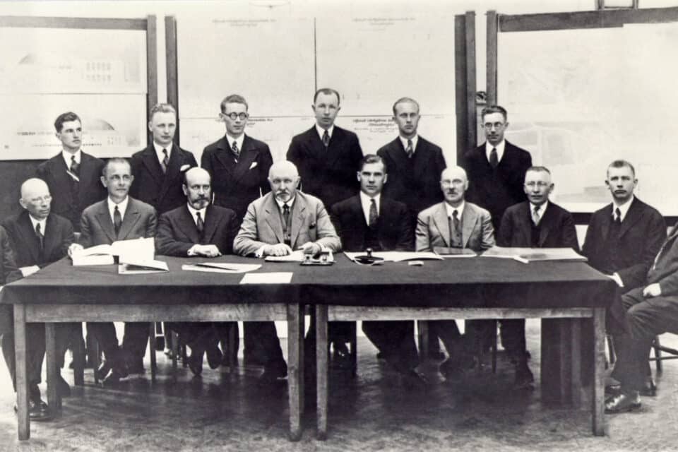 Lõpuprojektide kaitsmine 12. juunil 1933. I rida, komisjon, vasakult: H. Wõrk, E. Maltenek, V. Päss, O. Reinvald, O. Maddison, E. Nurmiste, E. Leppik, A. Velner, E. Edelberg, A. Perna. II reas vasakult esimene ja teine: elektrotehnika haru lõpetajad Leonid Igošin (Leonid Ingar, hilisem pikaaegne (1946–1978) Eesti Energia juhataja) ja Gustav Männik.