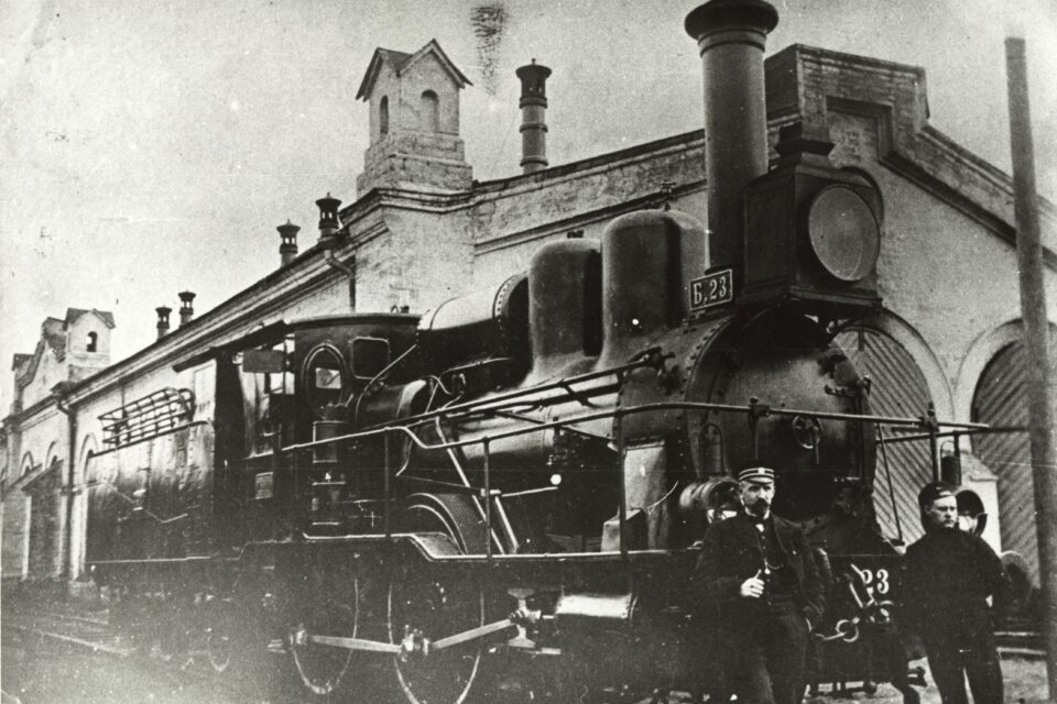 Saksamaal Schwarzkopfi tehases 1869. aastal ehitatud vedur Б23 Narva depoo juures. Vasakul vedurijuht Palm. Eestisse saabus see vedur Balti raudtee avamisel 1870. aastal.