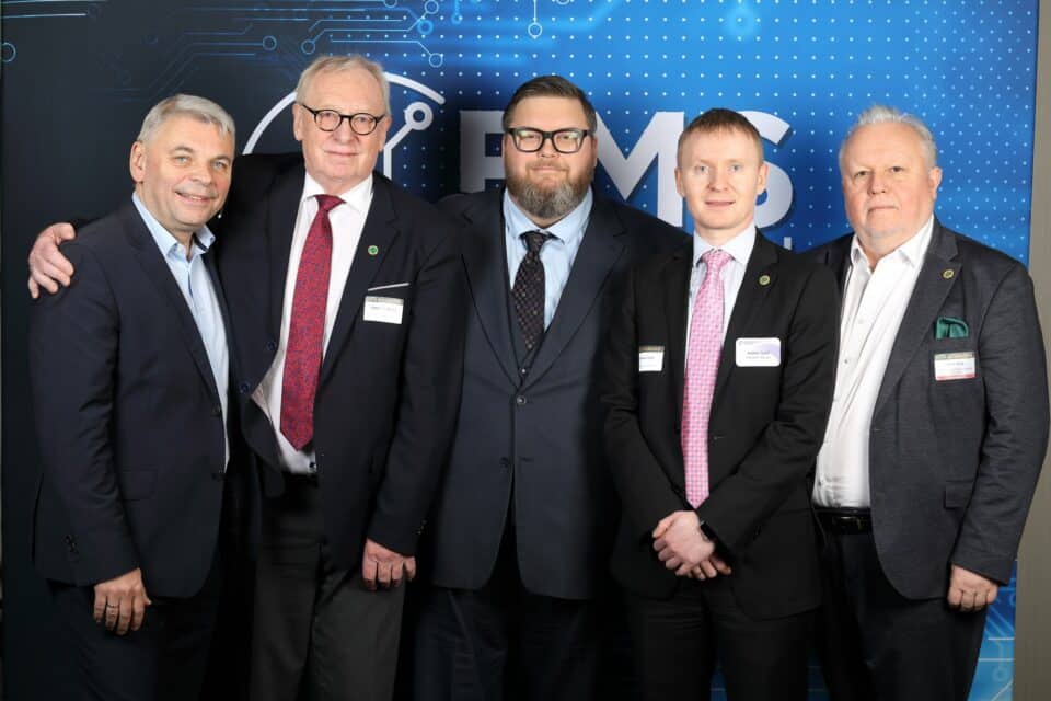 EETLi volikogu esimees Otto Pukk (keskel) koos teenetemärgi saajatega. Vasakult teine Dieter Weiss, Puki vasakul käel Andres Ojalill ja Arno Kolk.