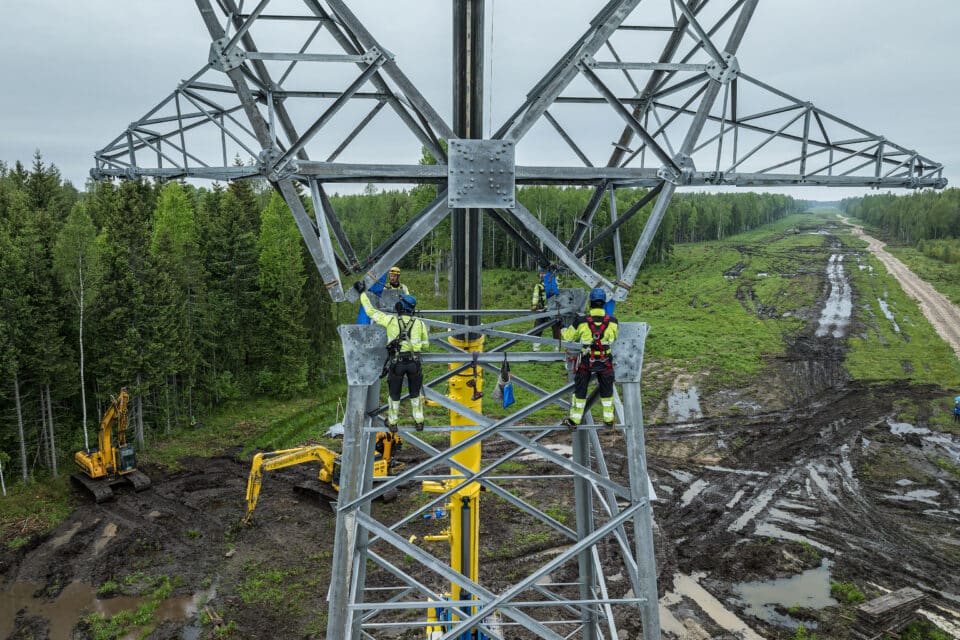 Elering uuendas Mustvee–Paide 330-kilovoldise kõrgepingeliini.