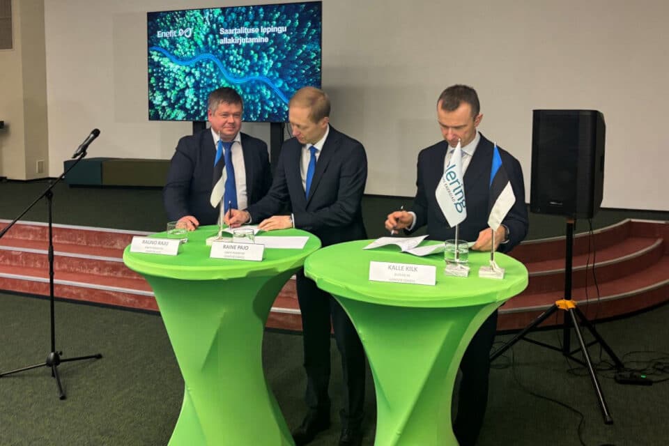 Saartalitlusvõime tagamise lepingule kirjutasid Enefit Poweri poolt alla juhatuse liige Rauno Raju ning juhatuse esimees Raine Pajo ning Eleringi esindas ettevõtte juht Kalle Kilk.