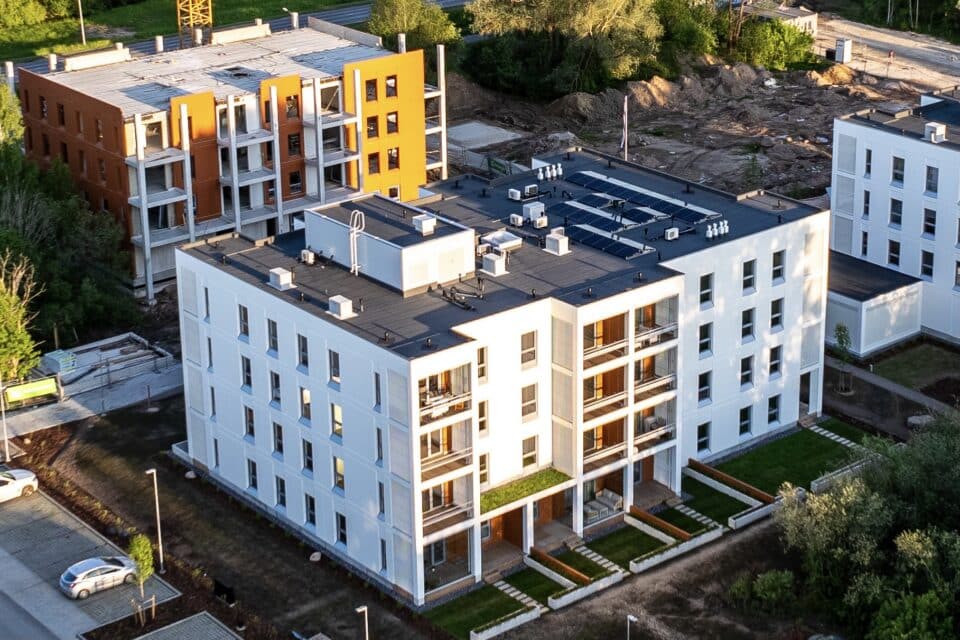 Raadiraja 10 maja energiatarbimises on päikesepaneelidel oluline roll, kattes suvel juunis ja juulis ligikaudu 38% kogu vajadusest.