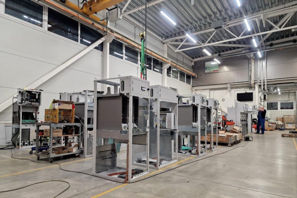 Uusimaks tooteks on seadmed nagu RMU 12–24 kV.
