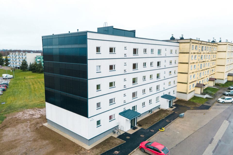 Tartus pandi Annelinna kortermaja seinale päikesepaneelid.