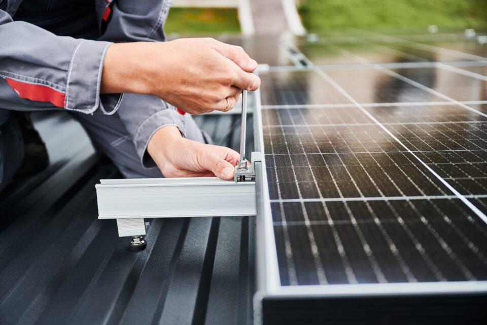 Päikesepaneeli paigaldamine katusele.