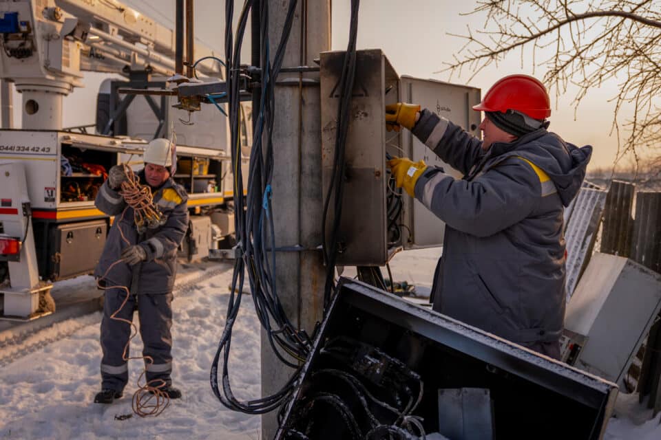 Elektrikud pidid 14. jaanuaril pärast Venemaa pidevaid õhurünnakuid parandama elektriliine ja läbi põlenud trafosid.