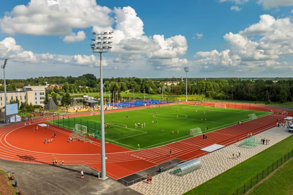 Jüri staadioni valguslahendus sai koolistaadioni kohta võimas.