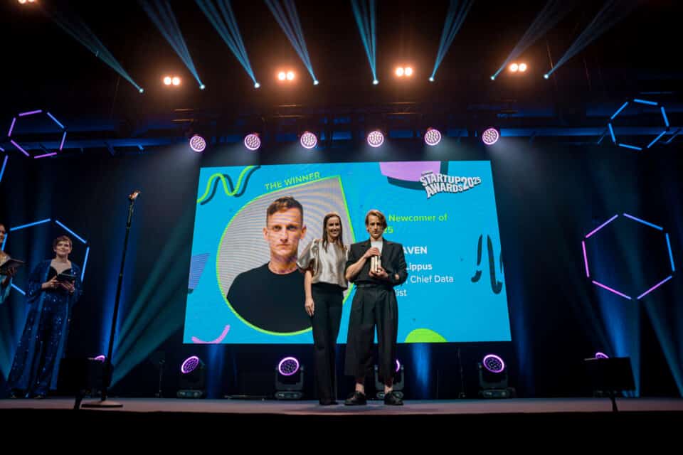 GridRaveni esindaja aasta iduettevõtete galal aasta uustulija auhinda vastu võtmas.