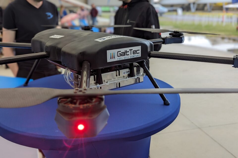 Selline näeks GaltTeci kütuseelement välja drooni peal. Pildil Skycorp Technologiese droon koos GaltTeci kütuseelemendi maketiga.
