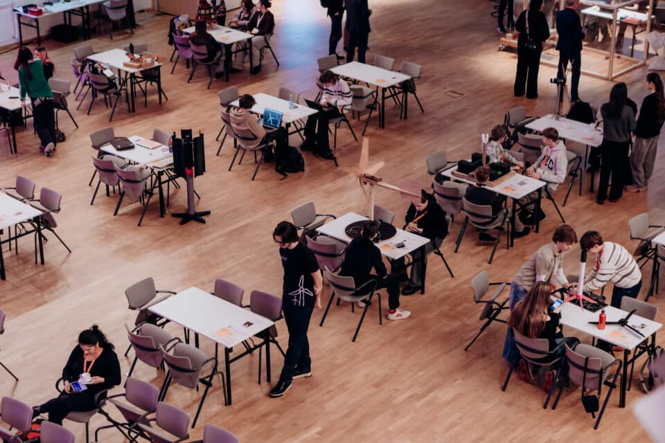 Tehnikaülikoolis said võistlusel KidWind Challenge kokku koolinoored, kes kavandasid ja ehitasid väikeseid tuuleturbiine.