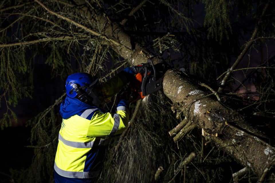 Avariibrigaad töös aastalõpu tormi ajal.