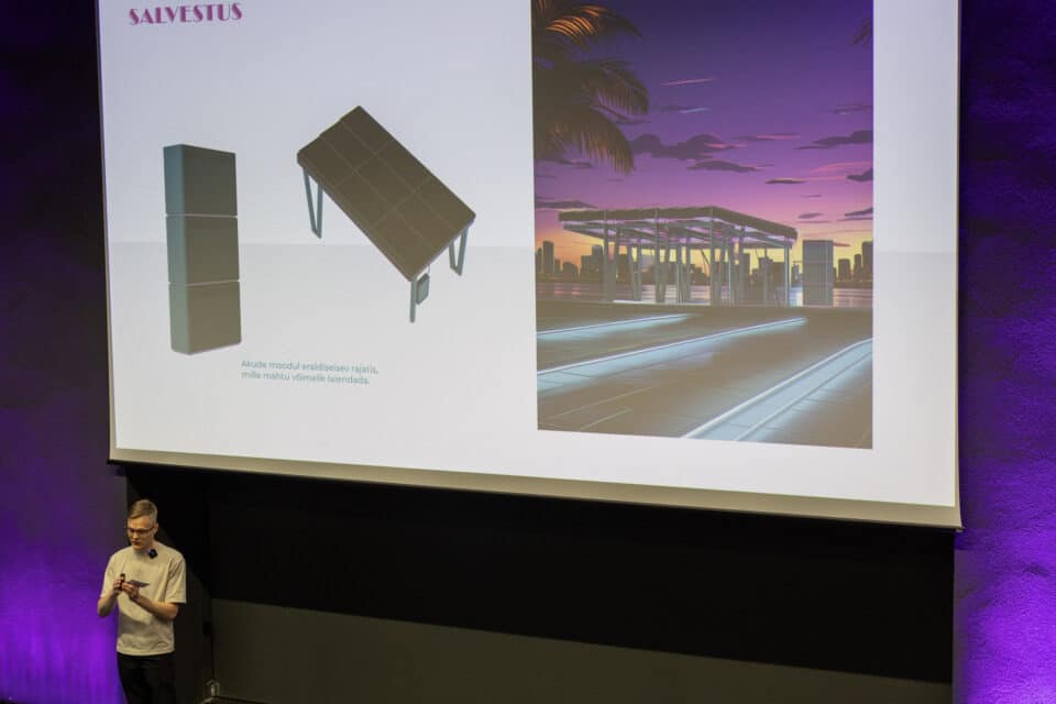 Laadimisjaama katusel on paneelid.