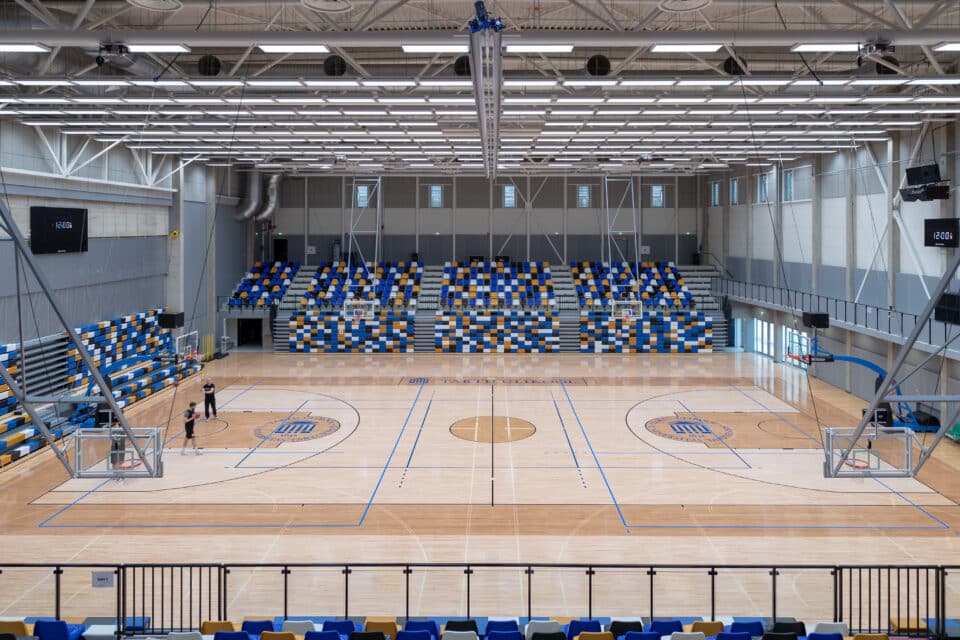 Tartu Ülikooli spordihoonesse paigaldati Glamox C51-S valgustid värvitemperatuuriga 5700K, mis tagavad ühtlase valgusjaotuse minimaalse räigusega. Valgustuspaigaldis on teostatud FIBA (rahvusvaheline korvpalliliit) nõuete kohaselt ja tagatud on kõrgekvaliteetse telepildi ülekannete toimumine.