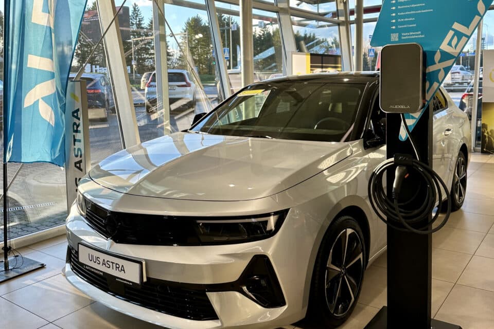 Alexela paigaldatud näidislaadijatega saab tutvuda ka suuremates autoesindustes.