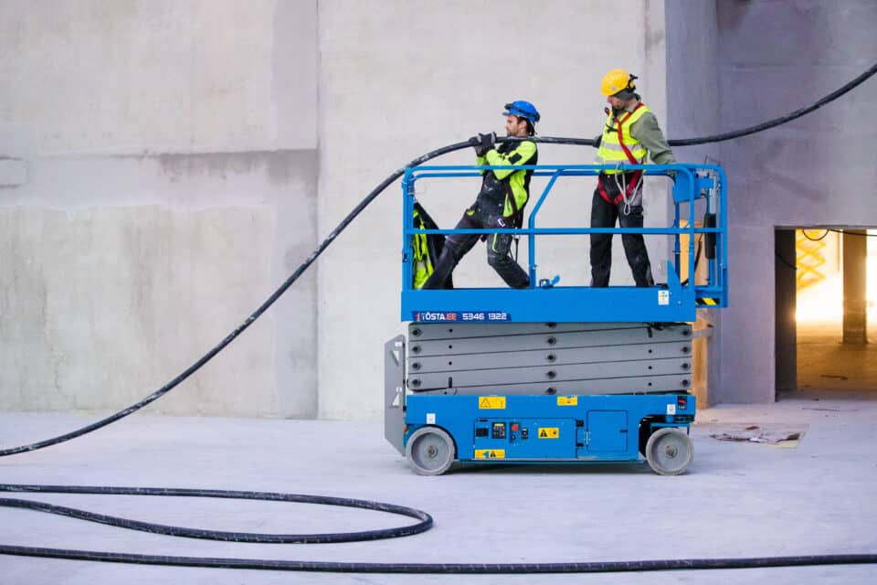 Kuigi näiliselt on kaablid väga sarnased, siis erinevad need oluliselt konstruktsiooni ja kasutatavate materjalide poolest, mis omakorda seab piirangud kaabli keskkonnale.