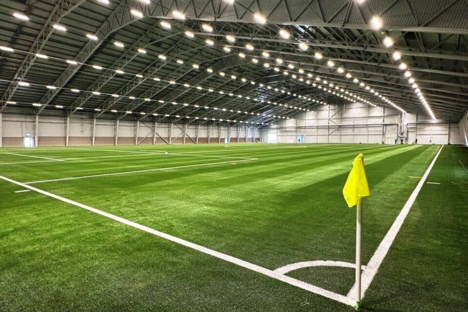 Koostöös Revin Grupi ja Ledvance’iga tarnis valgustid ka 2026. aasta alguses avatud Bauroci Rakvere jalgpallihalli.