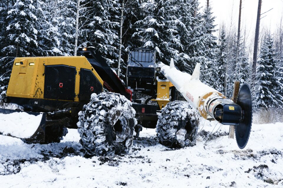 Eestis ainulaadne kõrglõikur lahendab ühe olulisema elektrikatkestuste põhjustaja – liinidele langevate puude ja okste probleemi.