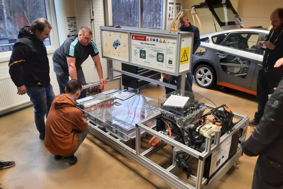 Pärnumaa Kutsehariduskeskuses viiakse läbi elektriajamiga sõidukite elektriohutuskoolitust, mille maht on 40 tundi ja mis jaguneb teoreetiliseks ja praktiliseks osaks.