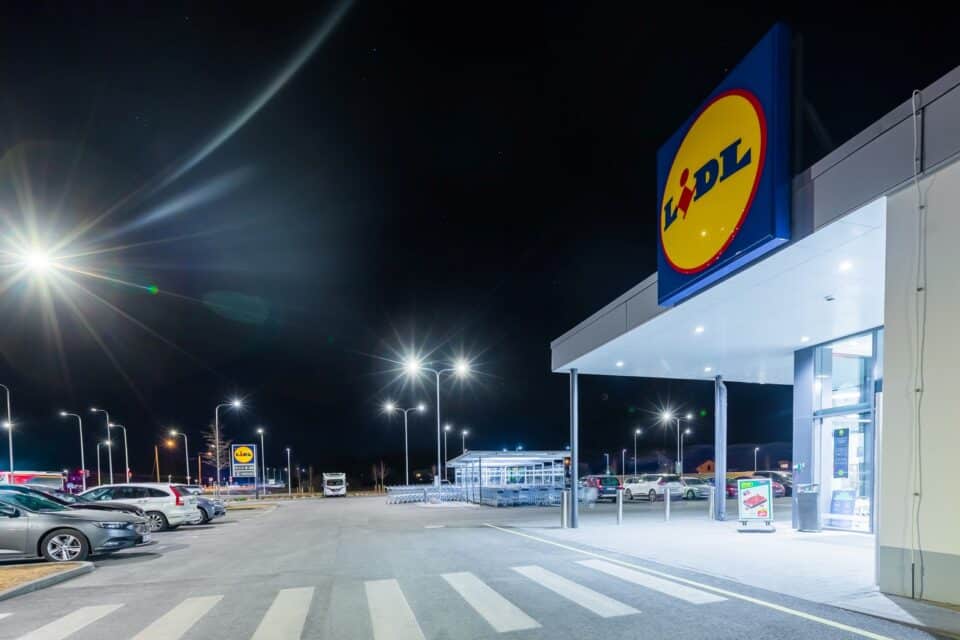 Eestis on üks teadaolevatest Maa tunnil osalejatest Lidl Eesti. Homme õhtul kell 20.30 kustuvad kõigi Eesti kaupluste logod ja välimised reklaampinnad, poodides sees jäävad tuled põlema klientide turvalisuse huvides.