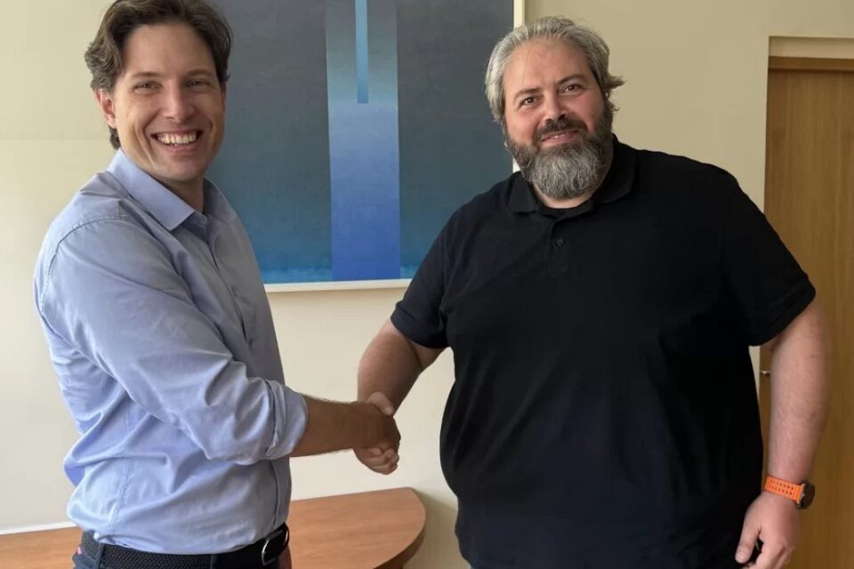 PowerUPi tegevjuht Ivar Kruusenberg ja GITSABi tegevjuht Ammar Alnahhas löövad käed: Eesti vesinikuelemendid hakkavad nüüd jõudma Skandinaavia klientideni.