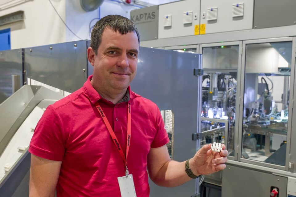 Noorema juhina oleks Villem Pomerants vaielnud, et iga tootmine on erinev. 23 aasta kogemusega teab ta paremini: olgu tegemist maja seinaelemendi, laeva mootori või kahe näpu vahel hoitava ühendusklemmiga, protsessi mõttes on kõik väga sarnane.