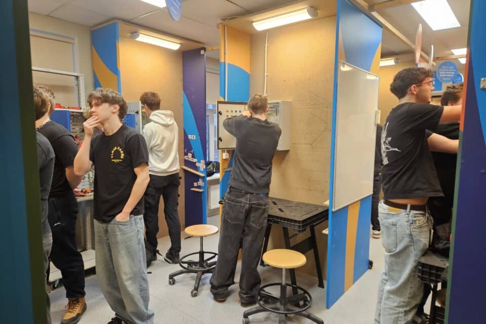 Tallinna Ehituskoolis elektrikuks õppijad saavad Heliforsi klassis vajalikku praktilist õpet.