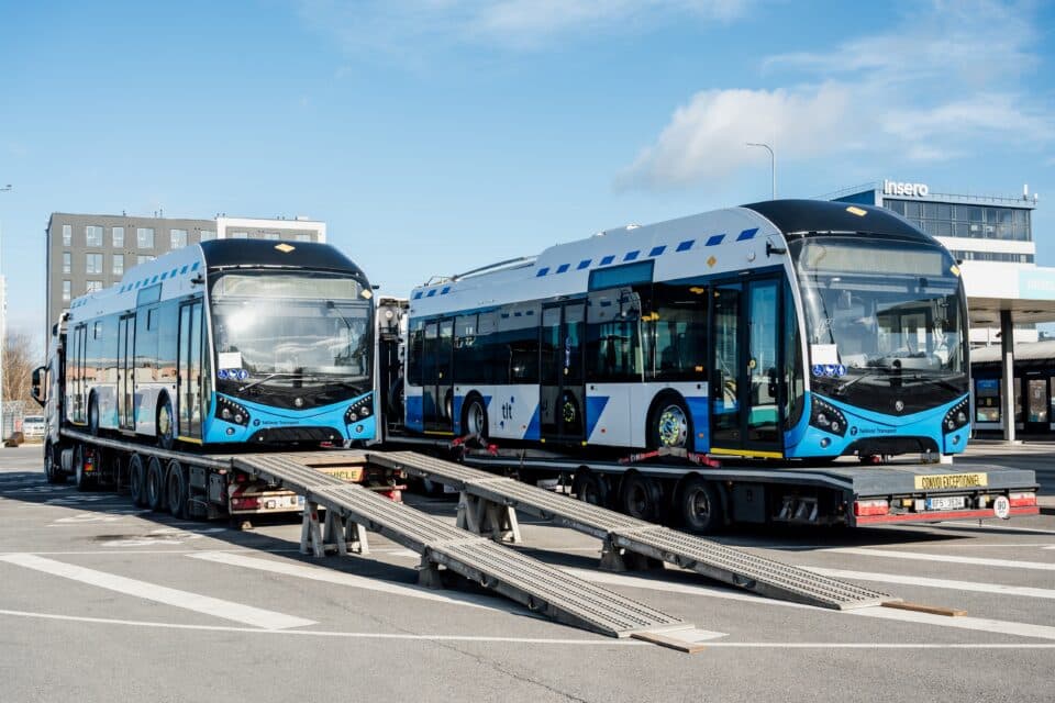 Tallinna jõudnud uued akutrollid hakkavad kesklinnas sõitma ilma "sarvedeta".