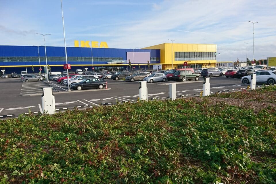 Ensto laadimisjaamad IKEA kaubamaja juures.