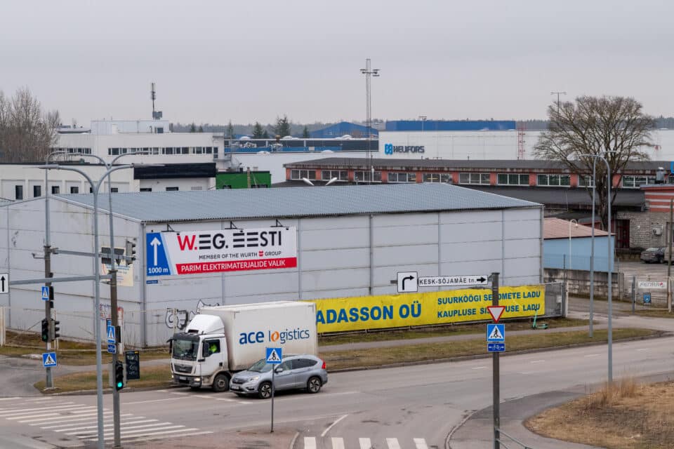 W.EG. Eesti reklaam konkurent Heliforsi sissesõidu juures.