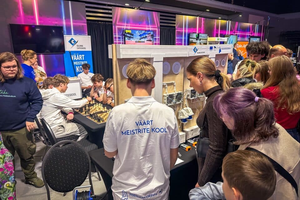 Viimasel Positronil oli üks tõmbenumbreid Tallinna Ehituskooli ala, kus noored said kutseõppurite käe all juhtida valgust ja ehitada maleturniiri valguslahendust.