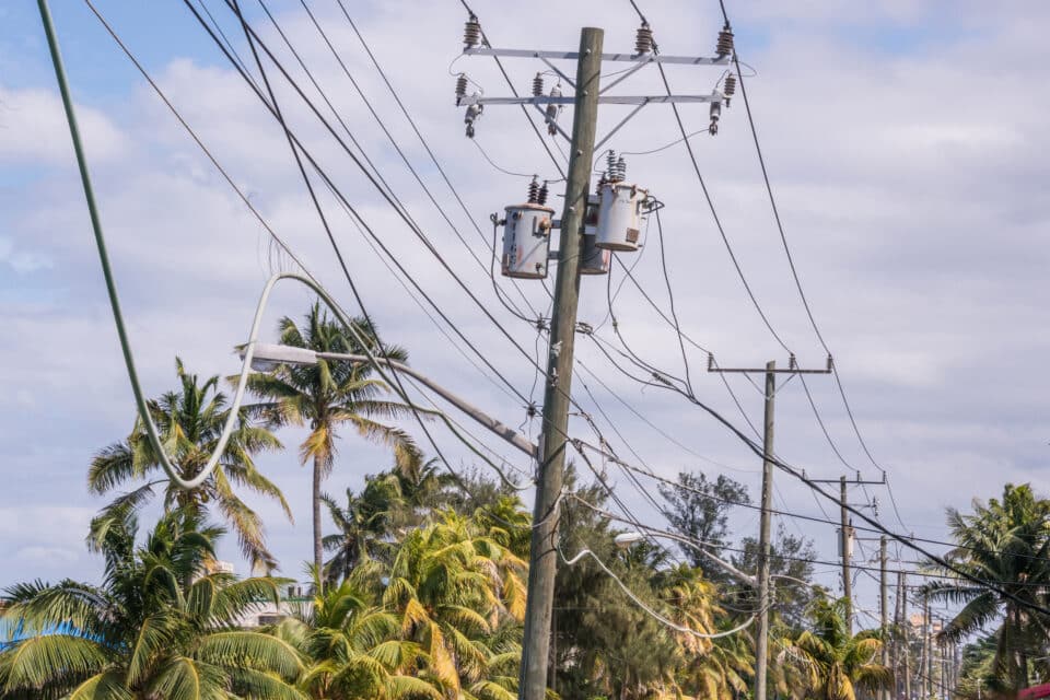 Kuuba ajast ja arust elektrivõrk kukkus täiesti kokku, jättes saare 10 miljonit elanikku vooluta.