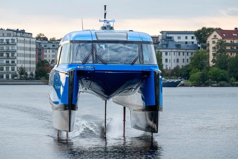 Stockholmi eeslinna Ekerö ja linnakeskuse vahel liikleb "lendav" elektrilaev.