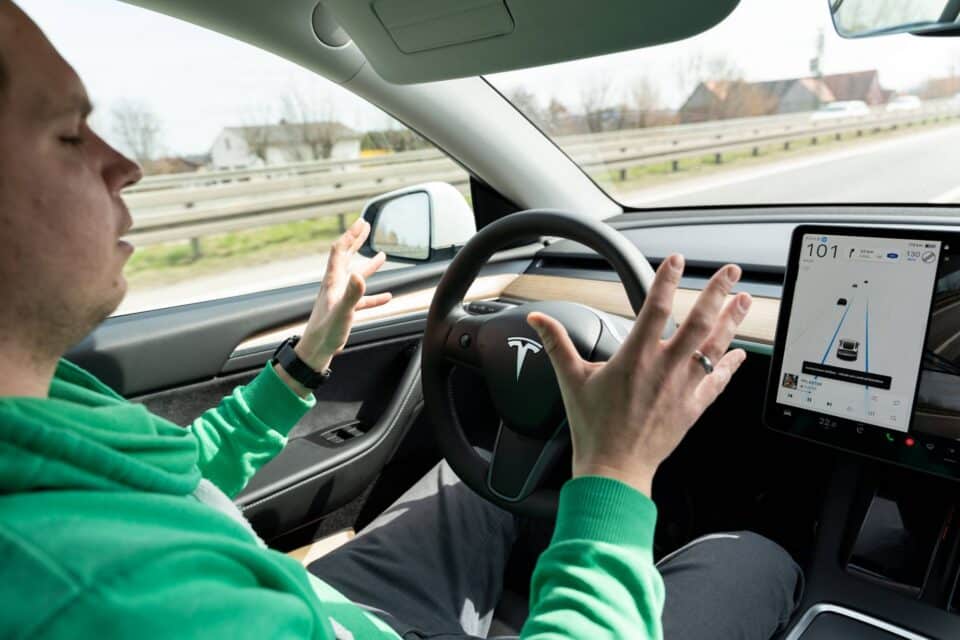 Hollandis võivad Tesla omanikud juba käed roolist lahti lasta ja auto juhib end ise. Pilt on illustreeriv.
