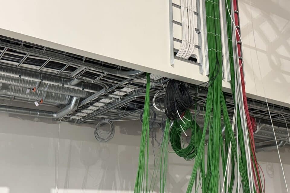 Kaabliredelite tähtsaimate omaduste hulka kuuluvad lisaks kandevõimele ja paindlikkusele ka lihtne paigaldus.