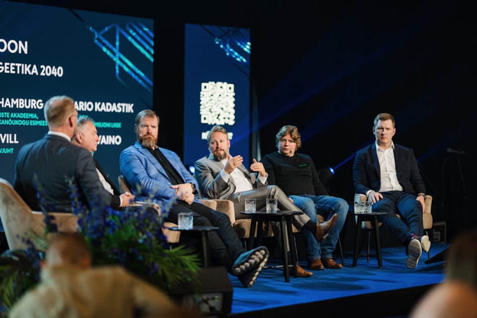 Onnineni 2025 Energia Päeva raames toimus energeetikateemaline vestlusring, kus osalesid Arvi Hamburg, Marti Hääl,
Mario Kadastik, Kristjan Kuhi ja Ants Vill. Vestlust juhtis Urmas Vaino (vasakul).