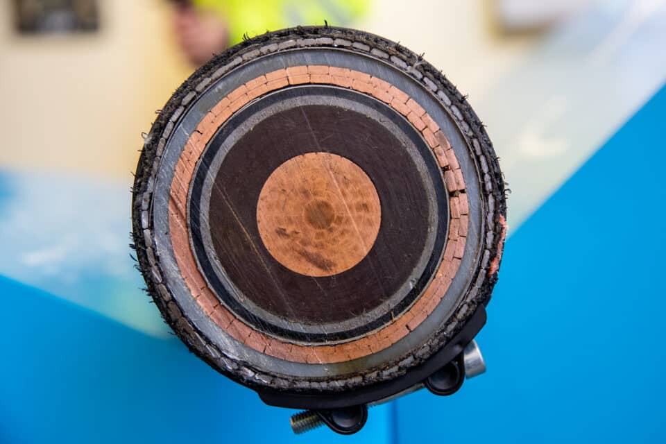 Soome-Eesti ühenduskaabli ristlõige. Eleringi plaan vähendab kulusid merekaabli lõhkumise eest.