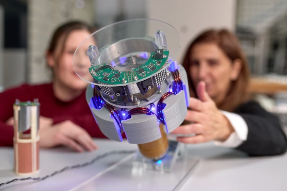 Tänu juhtmevabale jõuülekandele saavad mootorid tulevikus töötada ilma haruldaste muldmetallideta või kulub neid oluliselt vähem.