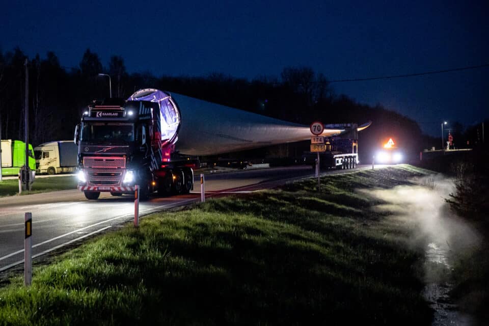 Nii läksid labad teele täpselt 3 aastat tagasi: Paldiski sadamast transporditi need Pärnumaale Saardesse. Seekord kestab eritransport kaks kuud ja sihtkohaks on Valmiera uus tuulepark.