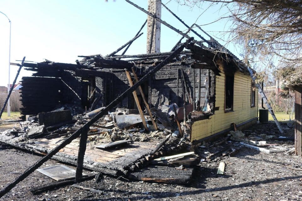 Päikesepaneelide akud, mis olid omavoliliselt paigaldatud, hävitasid süttides suure osa majast.