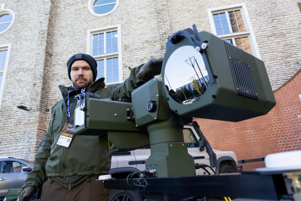 Kaitsetööstuse messil Kultuurikatlas näitas ka HEVI Optronics oma tooteid, Pildil müügiinsener Kaspar Põder.