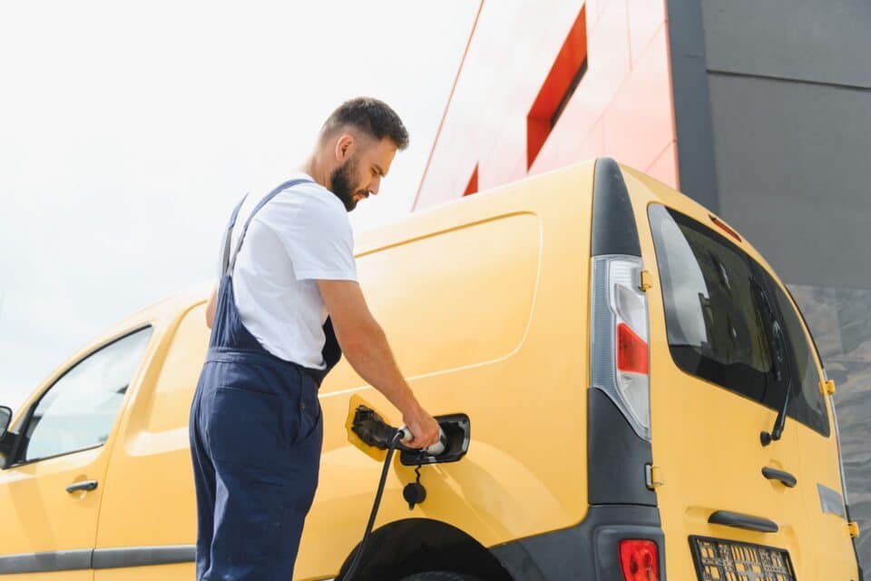 Riigikogu komisjon leidis, et kiirustamiseks pole põhjust, elektriautodele üleminek ettevõtetes ei pea toimuma sellise tempoga, nagu varem plaaniti.