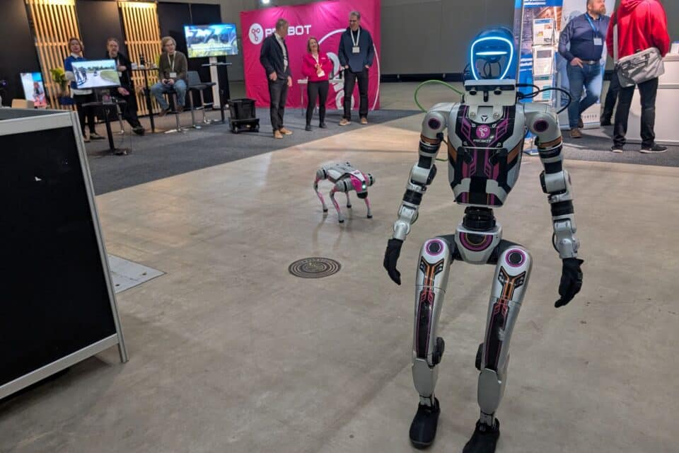 Lisaks "kaablikirurgidele" püüdsid Sähkö-Electricity messil kõige rohkem pilke robotid, nii nelja- kui kahejalgsed.