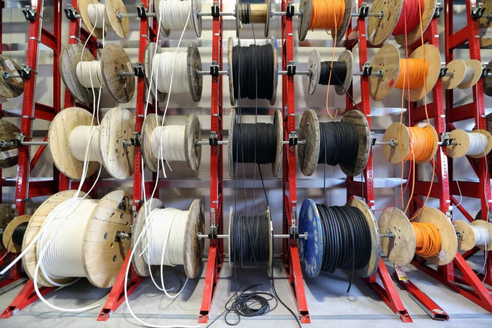 Eestis on elektrikaupade turule suurim mõju olnud Põhjamaadel, Leedu turgu on enim mõjutanud Saksamaa ja Poola, Lätis on tunda mõjusid nii Põhjamaadest kui Kesk-Euroopast.Pildil kaablirullid ESVIKA poes.