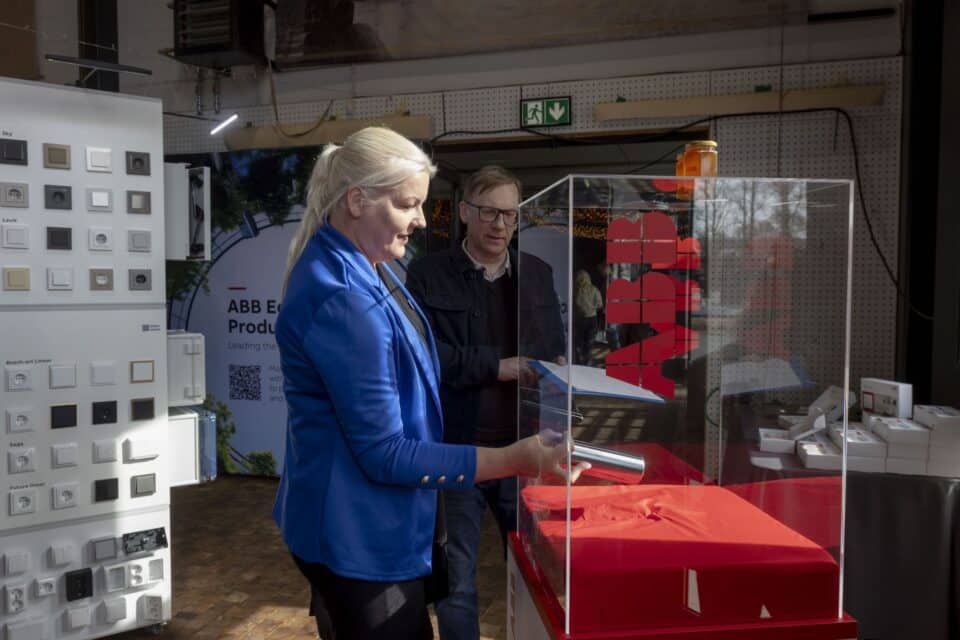 Emajõe äärde kogunenud elektrivaldkonna esindajad kutsus kokku Sairi Aarelaid ESVIKA´st. Pildil püüab ta ABB klaaskastist rasket metallsilindrit – lihtne see ei olnud!