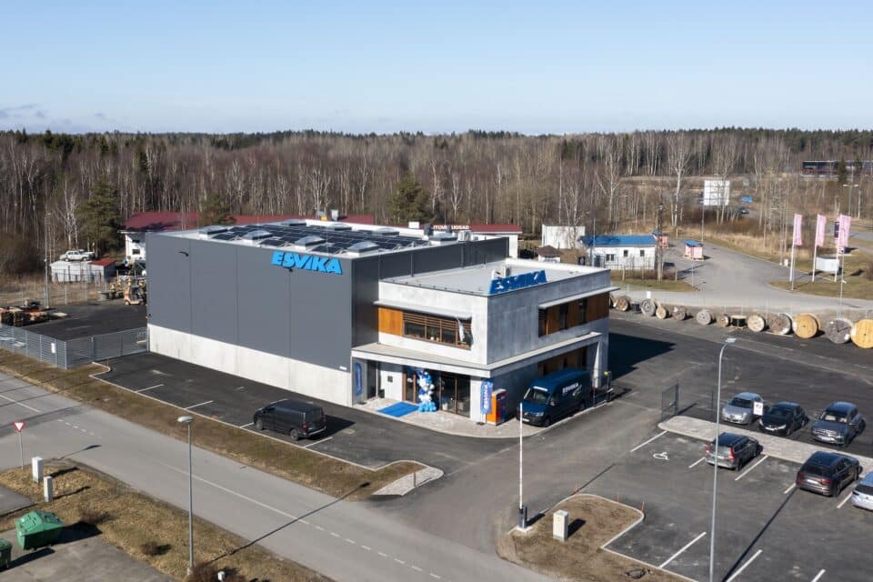 Esvika uus esindus Jõhvis on nüüd avatud. Sealt ostetakse elektrimaterjale eriti just tööstuslikuks kasutuseks, kuna piirkonnas on palju tööstusettevõtteid.