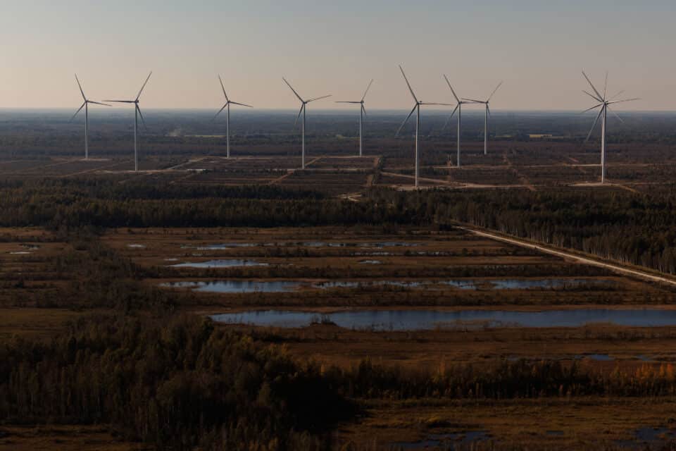 Tuule- ja päikesepargid ning kevadine hüdroenergia tõid elektri hinna allapoole.