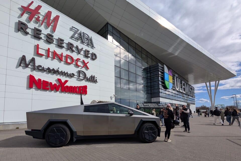 Tesla Cybertruck püüdis Ülemiste keskuse ees pilke, kuid seda ainukesena kohaletoodud mudelitest osta ei saanud.