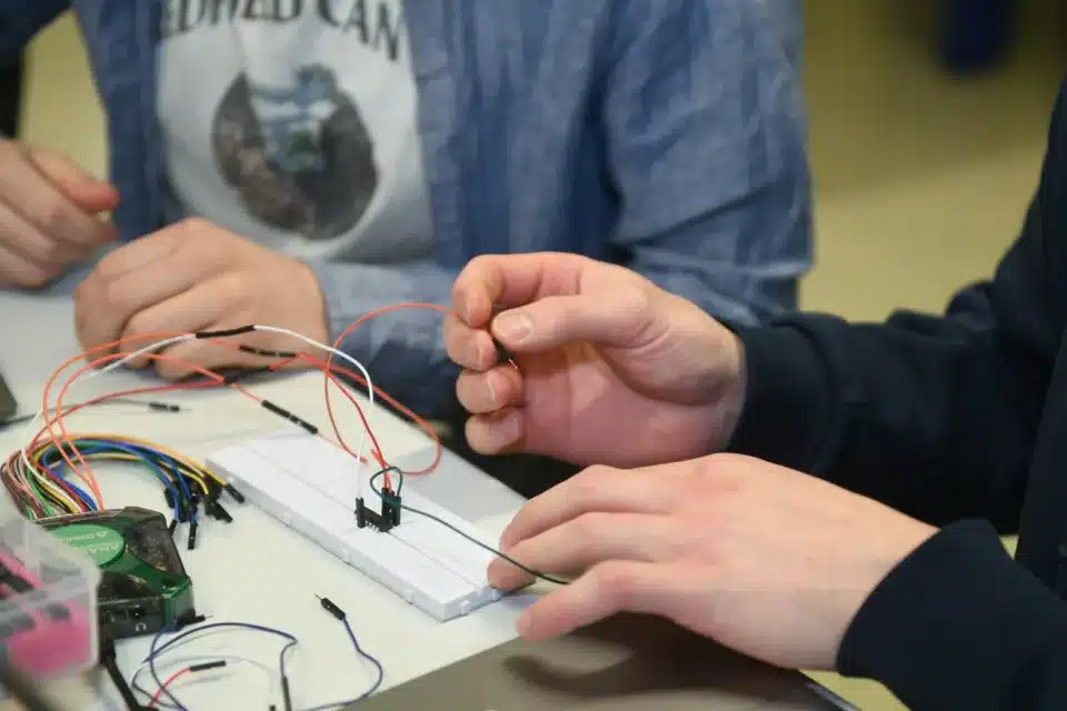 Robootika ja elektroonikaga lähemalt tuttavaks saamiseks peab ise käed külge panema. Maaülikool pakub koolivaheajal selleks hea võimaluse.