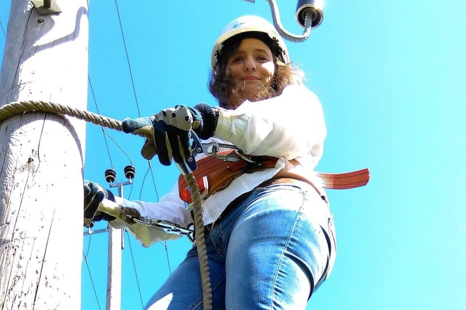 Ei karda ka ise posti otsa ronida: Ingrid Knuut õpilastega võrguelektrikute õppustel 2019. aastal,  kus aitab õpilasi praktilistel töödel.